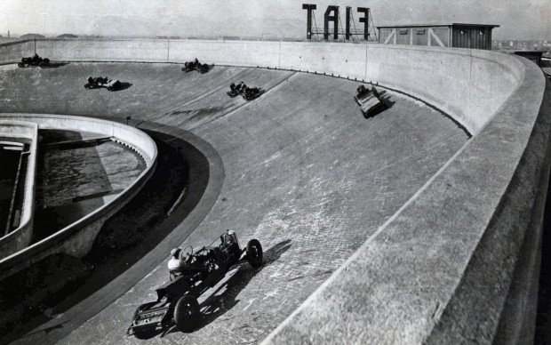 Automobili in prova sulla pista del Lingotto di Torino, 1929 - Test-drive on Lingotto's track in Turin, 1929 (Archivio La Stampa)