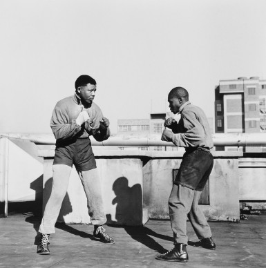 Bob Gosani, Treason Trial: End of Round One, Mandela boxing on the roof top of a building in Johannesburg, 1957 (2010), stampa ai sali d’argento, 50,5 ✕ 40,5 cm © l’artista
