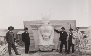 Immagine dell’allestimento del Museo Egizio del Cairo 1900 ca Firenze, Raccolte Museali Fratelli Alinari (RMFA)