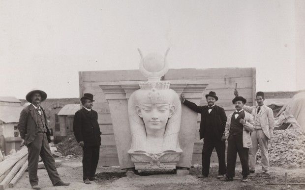 Immagine dell’allestimento del Museo Egizio del Cairo 1900 ca Firenze, Raccolte Museali Fratelli Alinari (RMFA)