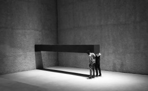 Santiago Sierra, FORMA DI 600 x 57 x 52 CM COSTRUITA PER ESSERE SOSTENUTA PERPENDICOLARMENTE A UNA PARETE, Konig Galerie, Berlin, Germania. Novembre 2016. Courtesy dell’Artista e Prometeogallery di Ida Pisani