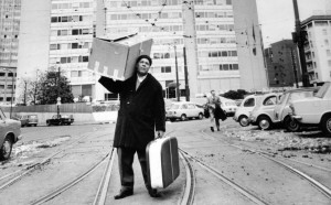 Uliano Lucas, Immigrato sardo davanti al grattacielo Pirelli, Milano, 1968