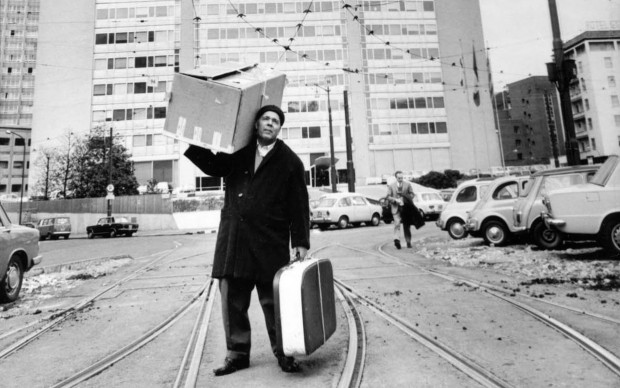 Uliano Lucas, Immigrato sardo davanti al grattacielo Pirelli, Milano, 1968