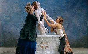Bill Viola Emergence (Emersione) 2002, 11’40”. Retroproiezione video a colori ad alta definizione su schermo montato a parete in una stanza buia. Interpreti: Weba Garretson, John Hay, Sarah Steben. Courtesy Bill Viola Studio