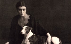 Titolo: Ritratto di giovane donna con levriero Credito fotografico obbligatorio: Archivi Alinari, Firenze Fotografo: Wulz, Wanda Data dello scatto: 1931 ca.