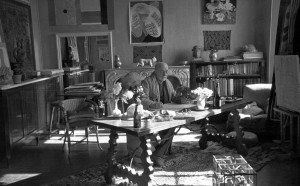 Henri Matisse with his collection of Kuba cloths and a Samoan tapa, Vence - France, 1944. Courtesy Museum of Fine Arts, Boston