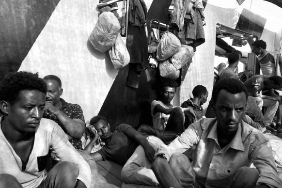 Alcuni migranti eritrei, tratti in salvo da una nave di Medici senza Frontiere, si trovano sul ponte dell’imbarcazione che li sta conducendo a Reggio Calabria, il 27 luglio 2015. © Paolo Pellegrin/Magnum Photos