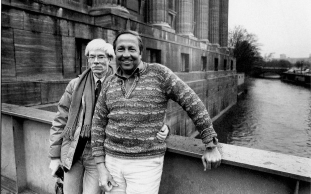 Andy Warhol and Robert Rauschenberg outside the Pergamon Museum in East Berlin, March 1983. Ph. © Christopher Makos, 1983