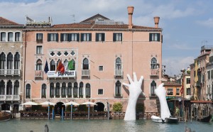 Lorenzo Quinn, Support, 2017, Venezia