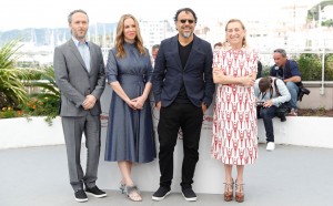 Miuccia Prada, Alejandro Gonzalez Inarritu, Mary Parent ed Emmanuel Lubezki alla presentazione di "Carne Y Arena", 70esimo Festival di Cannes, maggio 2017 (Photo by Andreas Rentz/Getty Images)