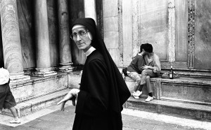 The nun and the lovers, Venice, Italy, 1986 © Credits: Donna Ferrato
