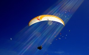 FLY AWAY, FAI Paragliding World Championships, Marzo 2007, Manila, Australia © Credits: Ezra Shaw / Getty Images