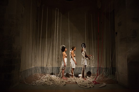 Thomas De Falco, Tempo, performance ed installazione tessile, 2016, Spazio culturale Antonio Ratti, Como