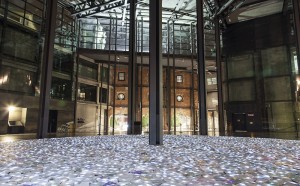 Luzinterruptus, Denboran Zehar/A través del tiempo/Through Time, 2017, Bilbao. Photo by Lola Martínez