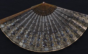 Ventaglio, seconda metà del XIX secolo, tartaruga, madreperla, tulle ricamato, paillettes, Spagna, Legato Ettore Mentore Pozzi, 1932, Palazzo Madama - Torino