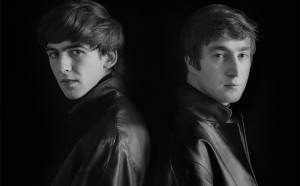 Astrid Krichherr. John e George schiena contro schiena, 1962 © GINZBURG FINE ARTS/PHOTO ASTRID KIRCHHERR