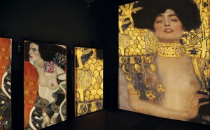 Sullo schermo centrale G. Klimt, Giuditta I, olio su tela, 1901, Oesterreichische Galerie im Belvedere, Vienna. Negli schermi laterali G. Klimt, Giuditta II, olio su tela, 1909, Galleria Internazionale d’Arte Moderna-Ca’ Pesaro, Venezia.