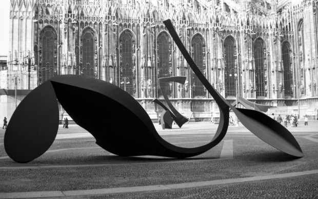 Panoramica delle sculture Continuità e Gesto per la libertà esposte in Piazzetta Reale a Milano nel 1974 (fotografia di Enrico Cattaneo)