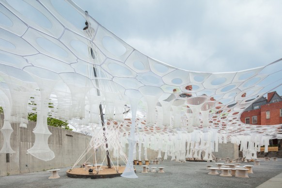 Lumen by Jenny Sabin Studio per lo Young Architects Program 2017, presente presso il  MoMA PS1 fino al 4 settembre. Image courtesy MoMA PS1. Photo by Pablo Enriquez