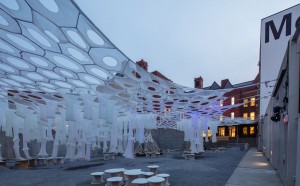 Lumen by Jenny Sabin Studio per il Museum of Modern Art e lo Young Architects Program 2017 del MoMA PS1. Image courtesy MoMA PS1. Photo by Pablo Enriquez