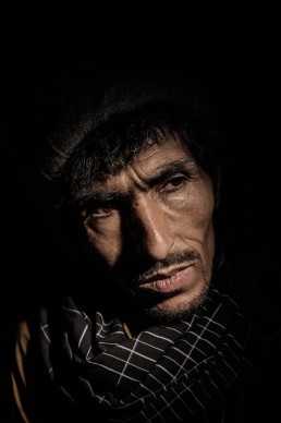 Muhammad Dawod, 36 anni, posa per un ritratto a Kabul, Afghanistan. Muhammad è stato dipendente dall'eroina per 15 anni e sopravvive riparando scarpe e facendo il borseggiatore. Ha una moglie e sette bambini. © Adam Ferguson