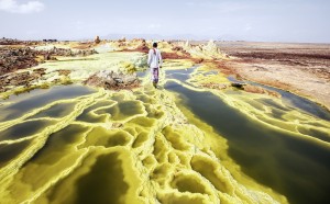 Dallol, un cratere che si è formato in seguito a un'esplosione vulcanica nella depressione della Dancalia, significa ''collina degli spiriti'' per il popolo Afar. Questi crateri sono i più bassi rilievi vulcanici sub-aerei conosciuti al mondo, a oltre 45 metri sotto il livello del mare. È la terra dei geysers, delle formazioni cristalline e delle sorgenti sulfuree. © Andrea Frazzetta