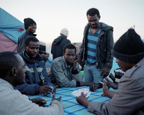 Uomini sudanesi giocano a carte. Calais, Francia, novembre 2015 © Daniel Castro Garcia