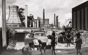 Rudolf Holtappel (Münster, Germania, 1923 – Duisburg, Germania, 2013) Duisburg Bruckhausen, Ebertstrasse con stabilimento metallurgico August Thyssen, 1959 Duisburg Bruckhausen, Ebertstrasse with August Thyssen Plant, 1959 Stampa ai sali d’argento / Gelatin silver print 29,1 × 37,8 cm Estate of the Artist