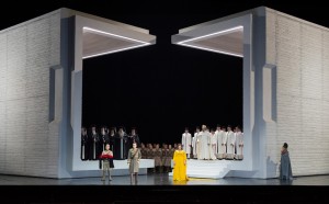 Aida 2017: Bror Magnus Tødenes (Ein Bote), Dmitry Belosselskiy (Ramfis), Francesco Meli (Radamès), Ekaterina Semenchuk (Amneris), Roberto Tagliavini (Der König), Anna Netrebko (Aida), Concert Association of the Vienna State Opera Chorus © Salzburger Festspiele / Monika Rittershaus