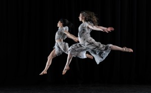 Yasmeen Godder e Abigail Yager - Candoco Dance Company, Set and Reset/Reset, photo by Hugo Glendinning