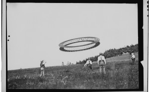 Alexander Graham Bell (a sinistra) e i suoi assistenti mentre testano un aquilone tetraedrico, 1908. Fonte Congress Library, via PublicDomainReview