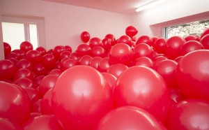 Martin CREED Work No. 1584 Half the air in a given space 2013 Palloncini rossi/ Red Balloons Parti multiple, ogni palloncino 28 cm / 11 inches diametro; dimensioni variabili Multiple parts, each balloon 28 cm / 11 inches diameter; overall dimensions variable Courtesy: L’artista e Galleria Lorcan O’Neill