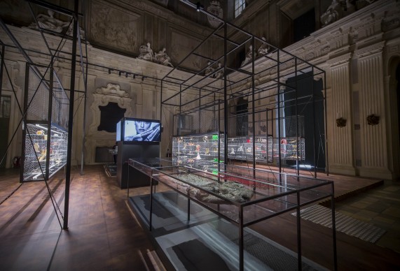 Gianfranco Ferré. Sotto un’altra luce: Gioielli e Ornamenti, exhibition view della mostra a Palazzo Madama, Torino. Photo by Perottino