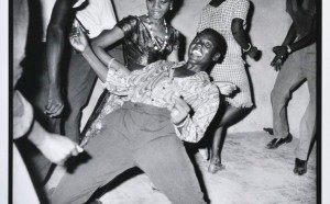 Malick-Sidibé-Regardez-moi-1962.-Collection-Fondation-Cartier-pour-l'art-contemporain-Parigi