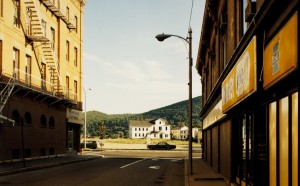Stephen Shore Holden Street, North Adams, Massachusetts, July 13, 1974 c-print 20,5 x 25,5 cm © l’artista