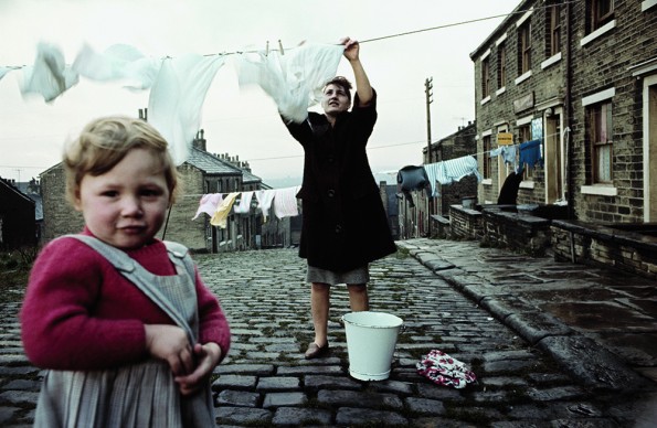 John Bulmer, Women hanging the laundry, for Sunday Times Magazine, Liverpool, 1965 © John Bulmer
