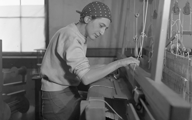 Anni Albers in her weaving studio at Black Mountain College, 1937. Photograph by Helen M. Post © The Josef and Anni Albers Foundation, VEGAP, Bilbao, 2017
