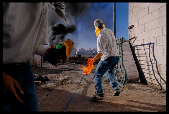 James Nachtwey, Inizio della seconda Intifada. Cisgiordania, 2000 © James Nachtwey