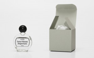 5- Luca Vitone Imperium 2014 Fragranza creata ispirandosi all’idea di potere 2 macchine erogatrici Courtesy dell’artista e Galleria Pinksummer, Genova / Galerie Nagel Draxler, Berlin, Köln / Galerie Michel Rein, Paris, Bruxelles