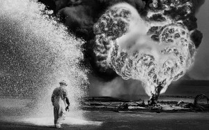 Spray chimici proteggono questopompieredal calore delle fiamme. Pozzi di petrolio, Greater Burhan, Kuwait, 1991.© Sebastião Salgado /Amazonas Images/Contrasto