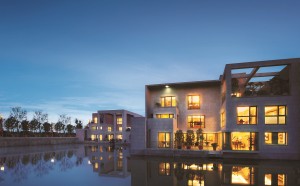 Studio Gregotti, Città nuova di Pujiang, Shanghai, Cina, 2001-2017. Veduta notturna di un tessuto di ville urbane di grandi dimensioni