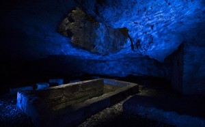 Giulio De Mitri, Scavi di Luce, 2017.Installazione ambientale site specifi, Cripta del Redentore di via Terni.jpg