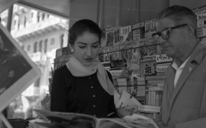 Maria Callas in un'edicola di Roma, 1957