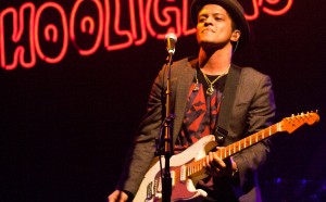 Bruno Mars live nel 2010 a Houston, photo by Brothers Lee fonte Flickr