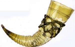 Spilamberto (MO), necropoli longobarda di Ponte del Rio, tomba femminile 62. Corno potorio in vetro (lunghezza cm 23,1 - fine VI secolo). Deposito archeologico Spilamberto