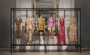 Exhibition view di Italiana. L'Italia vista dalla Moda. 1971-2001