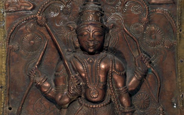 Vīrabhadra con nella mano destra superiore il tridente e nella sinistra superiore un cobra. Maharashtra meridionale, India centrale, XVIII sec. Fusione in lega di rame (ottone). Cm. 26,5 x 15,7