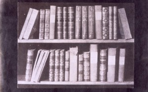 William Henry Fox Talbot, A Scene in a Library, tratto da The Pencil of Nature, 1841-1844, The National Science and Media Museum, Bradford, the United Kingdom © Science & Society Picture Library