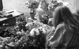 tomba di jim morrison pere lachaise parigi