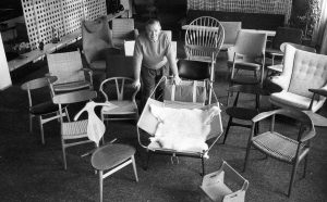 Hans J. Wegner surrounded by his chairs Photo: Poul Petersen/Scanpix 2017